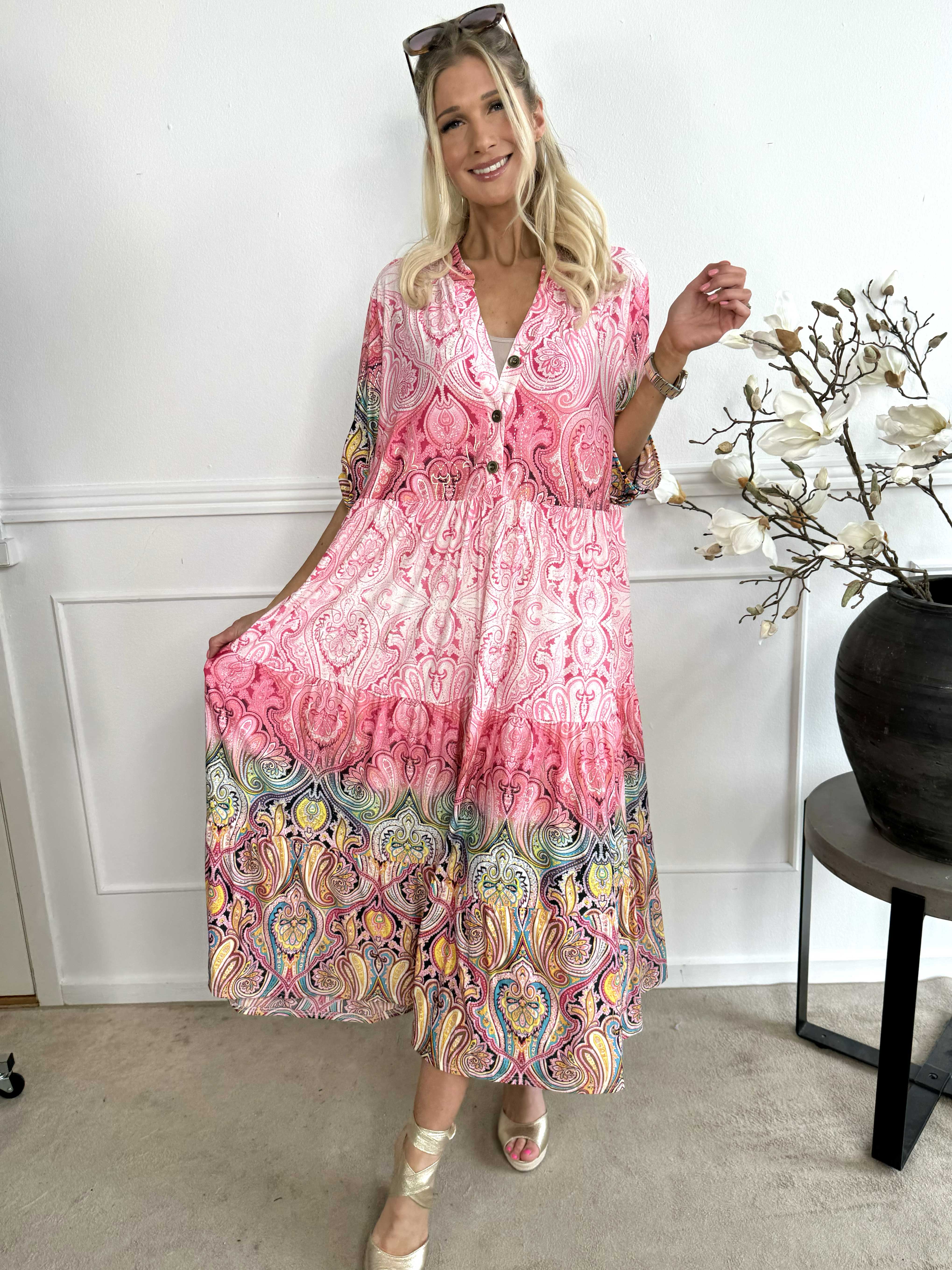 Milano Tamaria - Långklänning med fint tryck i lager-på-lager-look